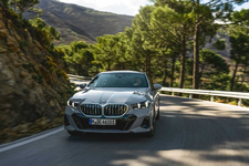 031-the-new-bmw-i5-edrive40-driving-05-2023-2250px.webp