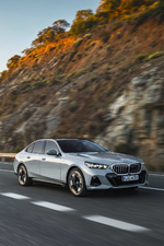 013-the-new-bmw-i5-edrive40-driving-05-2023-1000px.webp