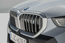 -i5-edrive40-in-the-studio-close-up-05-2023-2250px.webp