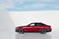 m60-xdrive-in-the-studio-still-shot-05-2023-2250px.webp