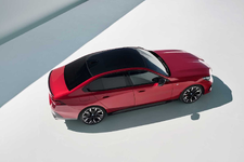 m60-xdrive-in-the-studio-still-shot-05-2023-2250px.webp
