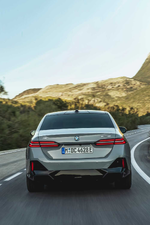 034-the-new-bmw-i5-edrive40-driving-05-2023-1000px.webp