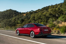 9-the-new-bmw-i5-m60-xdrive-driving-05-2023-2250px.webp