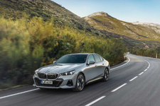 994-the-new-bmw-i5-edrive40-driving-05-2023-2250px.webp