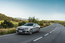 002-the-new-bmw-i5-edrive40-driving-05-2023-2250px.webp