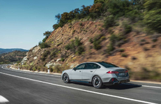 017-the-new-bmw-i5-edrive40-driving-05-2023-2301px.webp