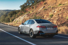 019-the-new-bmw-i5-edrive40-driving-05-2023-2250px.webp