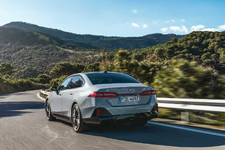 025-the-new-bmw-i5-edrive40-driving-05-2023-2250px.webp