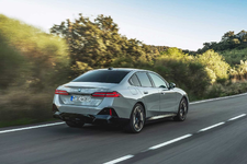 028-the-new-bmw-i5-edrive40-driving-05-2023-2250px.webp