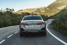033-the-new-bmw-i5-edrive40-driving-05-2023-2250px.webp
