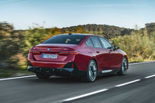 2-the-new-bmw-i5-m60-xdrive-driving-05-2023-2250px.webp