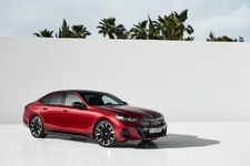 m60-xdrive-in-the-studio-still-shot-05-2023-2250px.webp