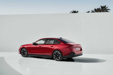 m60-xdrive-in-the-studio-still-shot-05-2023-2250px.webp