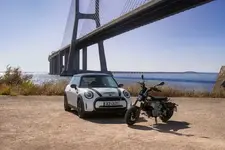 512759-mini-cooper-se-and-bmw-ce-02-07-2023-2250px.webp