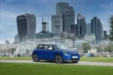 P90521012-mini-cooper-electric-in-london-2232px.webp