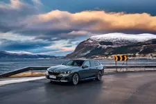 new-bmw-i5-edrive40-touring-driving-02-2024-2250px.webp