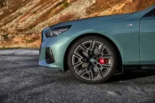 ew-bmw-i5-edrive40-touring-close-up-02-2024-2250px.webp