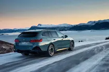 new-bmw-i5-edrive40-touring-driving-02-2024-2250px.webp
