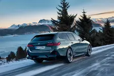 new-bmw-i5-edrive40-touring-driving-02-2024-2250px.webp