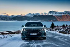 new-bmw-i5-edrive40-touring-driving-02-2024-2250px.webp