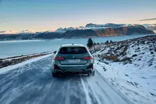 new-bmw-i5-edrive40-touring-driving-02-2024-2250px.webp