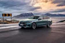 new-bmw-i5-edrive40-touring-driving-02-2024-2250px.webp