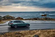 new-bmw-i5-edrive40-touring-driving-02-2024-2249px.webp