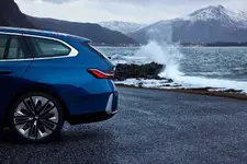 ew-bmw-520d-xdrive-touring-close-up-02-2024-2248px.webp