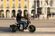 90537973-bmw-ce-02-highline-version-02-2024-2250px.webp