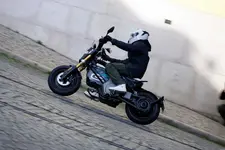 90537991-bmw-ce-02-highline-version-02-2024-2250px.webp