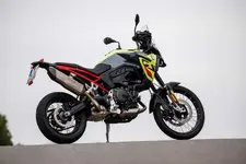 198-the-bmw-f-900-gs-on-road-stills-02-2024-2250px.webp