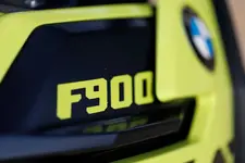 141-the-bmw-f-900-gs-onroad-details-02-2024-2250px.webp