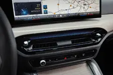 P90546622-the-new-bmw-i4-e-drive40-interior-2248px.webp