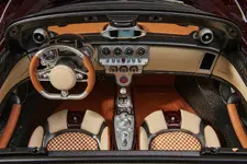 Pagani-Utopia-Roadster-020103-Interni-dallalto-zoom-logo.webp