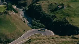 olls-royce-phantom-goldfinger-at-furka-pass-2666px.webp