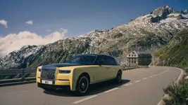 olls-royce-phantom-goldfinger-at-furka-pass-2666px.webp