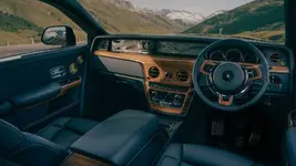 lls-royce-phantom-goldfinger-interior-front-2666px.webp