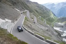 ds-the-stelvio-pass-on-the-2023-alpine-tour-1500px.webp