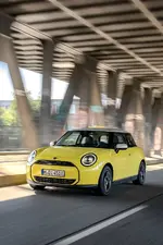 P90537206-mini-cooper-e-02-2024-1000px.webp