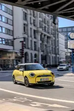 P90537189-mini-cooper-e-02-2024-1000px.webp
