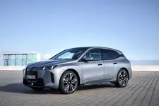 -xdrive60-frozen-pure-grey-metallic-03-2025-2249px.webp