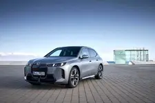 -xdrive60-frozen-pure-grey-metallic-03-2025-2250px.webp