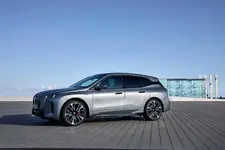 -xdrive60-frozen-pure-grey-metallic-03-2025-2250px.webp