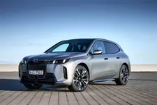 -xdrive60-frozen-pure-grey-metallic-03-2025-2249px.webp