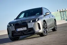 -xdrive60-frozen-pure-grey-metallic-03-2025-2250px.webp