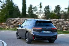 70-xdrive-frozen-deep-grey-metallic-03-2025-2249px.webp