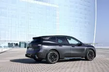 70-xdrive-frozen-deep-grey-metallic-03-2025-2250px.webp